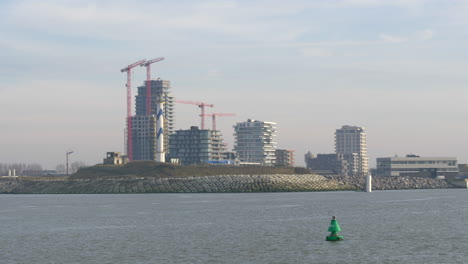 Hochbauarbeiten-In-Der-Nähe-Von-Ostende,-Belgien,-Nordsee-Im-Vordergrund