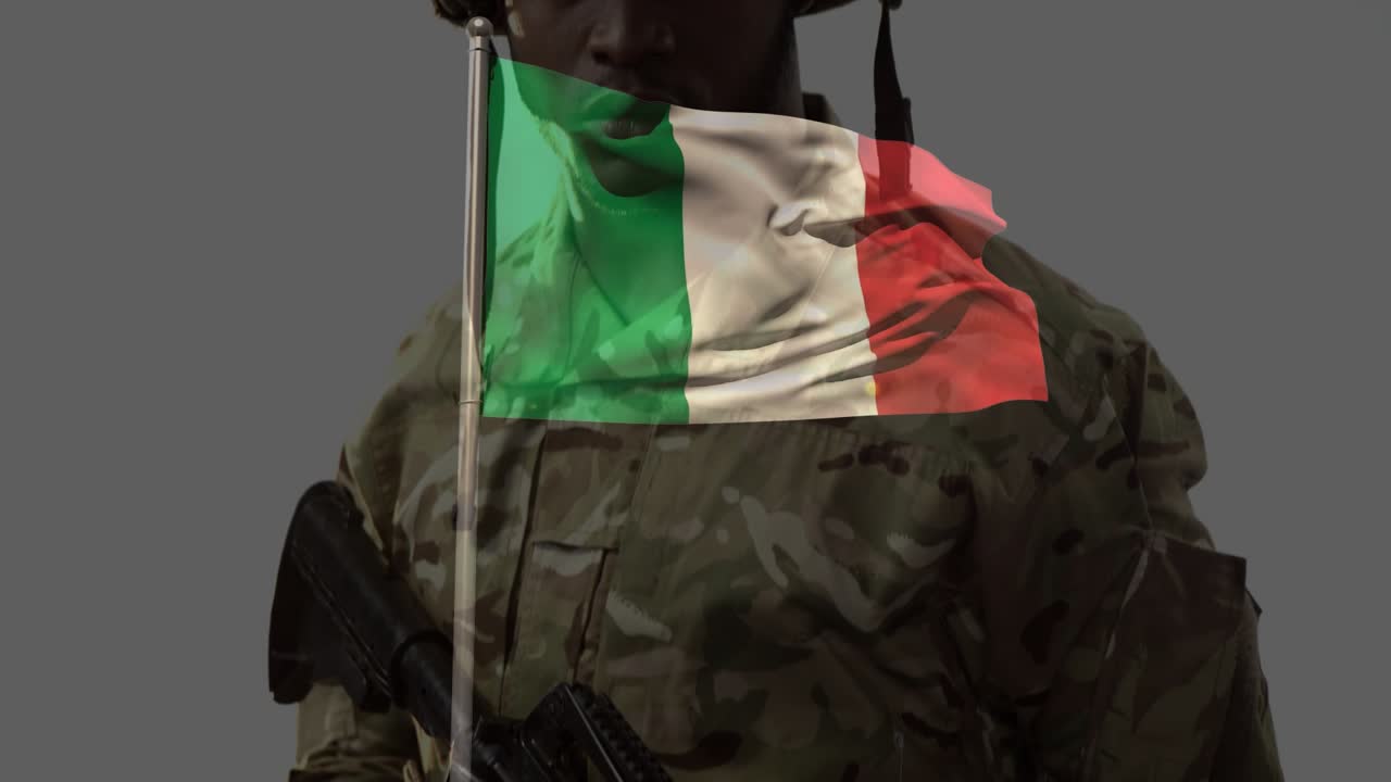 Soldato che impugna un fucile, con una sovrapposizione di bandiera che si muove sul petto e sul viso per uso militare