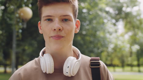 retrato de un joven estudiante en el parque