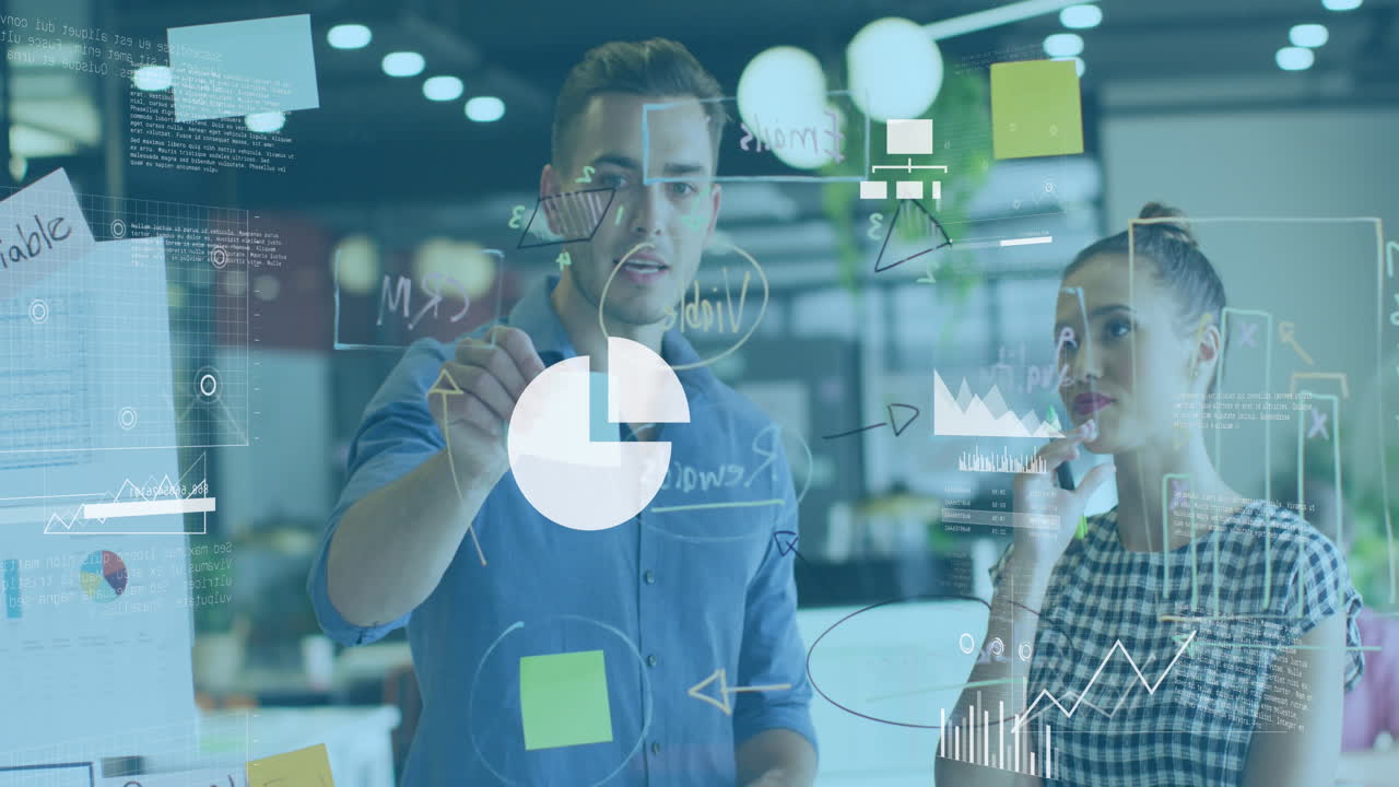 animación de múltiples iconos sobre compañeros de trabajo caucásicos discutiendo estrategia en un tablero transparente