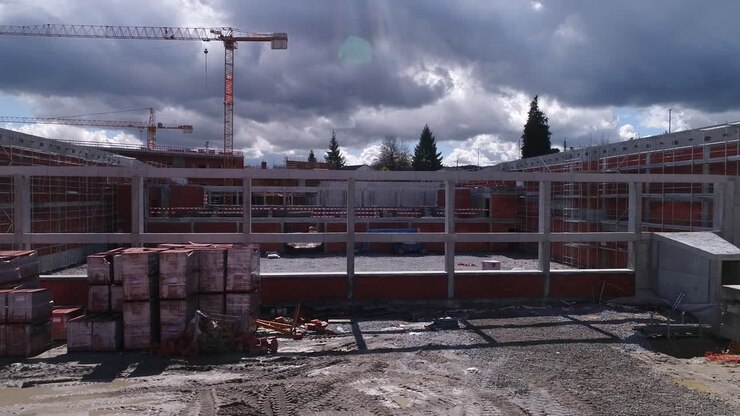 Construcción de edificio con grúas, vista aérea