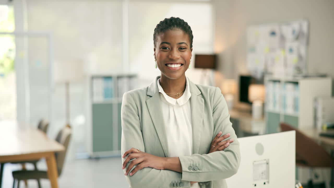 mujer de negocios confiada en una oficina moderna