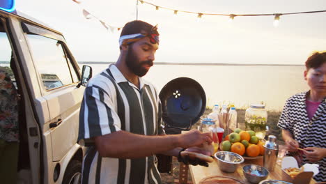 Hombre-Preparando-Comida-Callejera-Para-Jóvenes-Multiétnicos-En-El-Festival-De-Verano