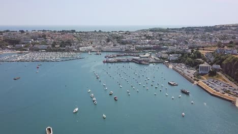 Imágenes-Aéreas-De-Una-Gran-Comunidad-Portuaria-Junto-Al-Mar-Que-Rodea-Un-Puerto-Deportivo-Utilizado-Por-Yates-Y-Veleros