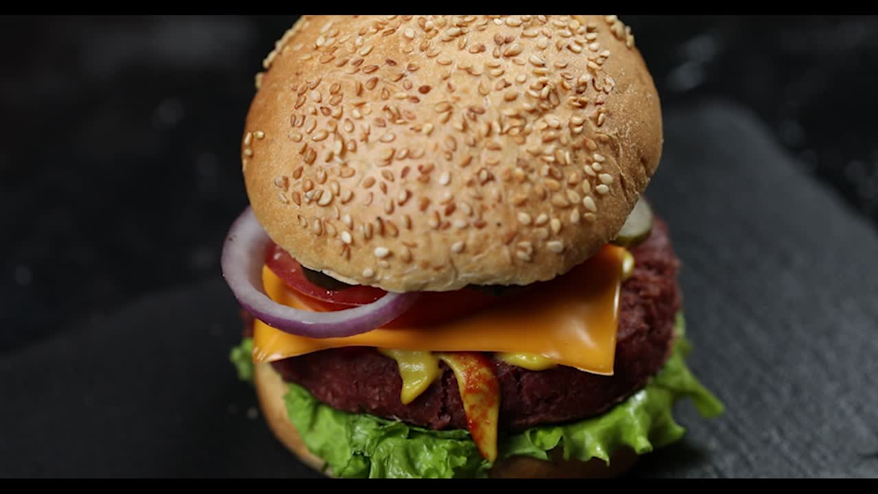 hamburguesa vegana con ingredientes