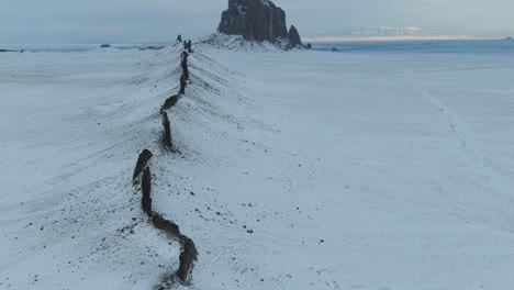 gran revelación del monumento shiprock, cubierto de nieve, cerca de shiprock, nuevo méxico, estados unidos