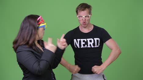 una mujer de negocios asiática madura y un joven nerd escandinavo juntos.