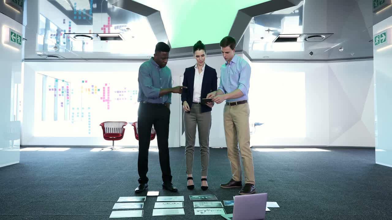 비즈니스 동료들이 그래프 4k를 논의하고 있습니다.