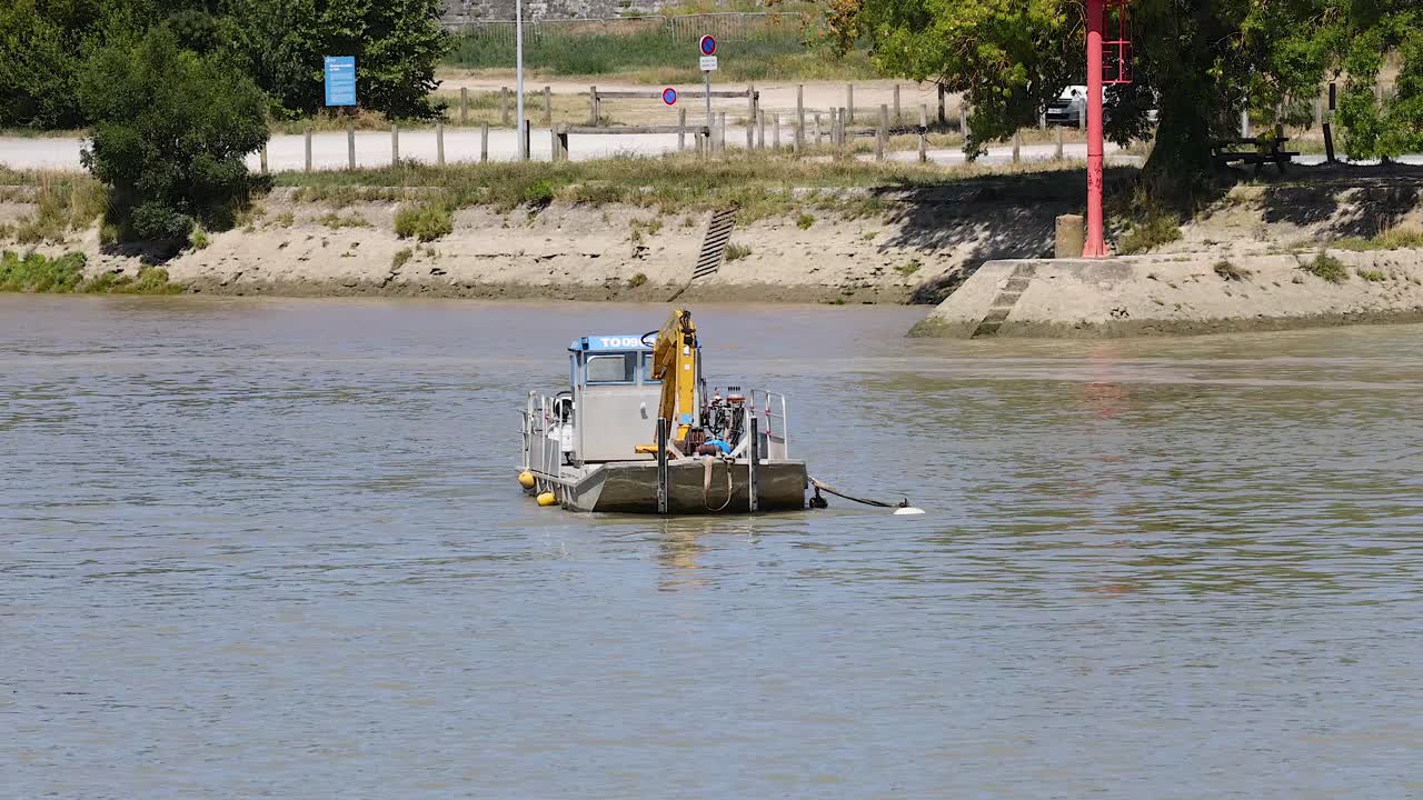 un barco se mueve a lo largo de un río