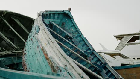 Tomas-Lentas-De-Barcos-De-Madera-Antiguos-Apilados-En-Los-Muelles