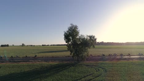 vista aérea de un grupo de ciclistas compitiendo en la carrera de engranajes y cervezas celebrada en la ciudad rural de wagga wagga nsw australia rodeada de un hermoso paisaje campestre
