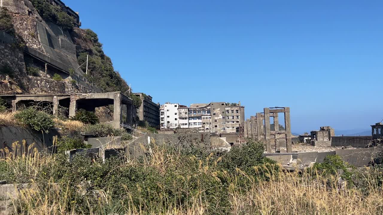 Gunkanjima, l'isola di Hashima abbandonata e ricoperta di vegetazione