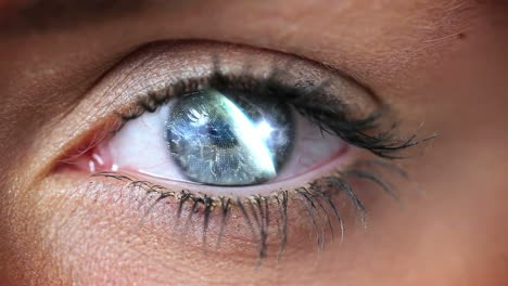 primer plano del ojo humano con el globo
