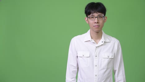 젊은 아시아 사업가들이 엄지손가락을 올리고 있습니다.
