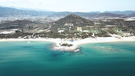 clip cinemático de drones 4k volando alto sobre una playa tropical en grecia