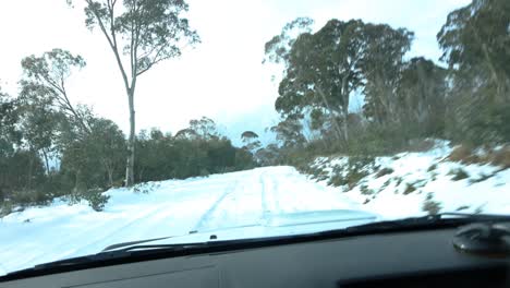 Un-Punto-De-Vista-Tomado-Dentro-De-Un-Automóvil-4x4-Mientras-Viaja-Fuera-De-La-Carretera-Sobre-Condiciones-De-Nieve-Y-Hielo-En-Las-Montañas-De-Australia