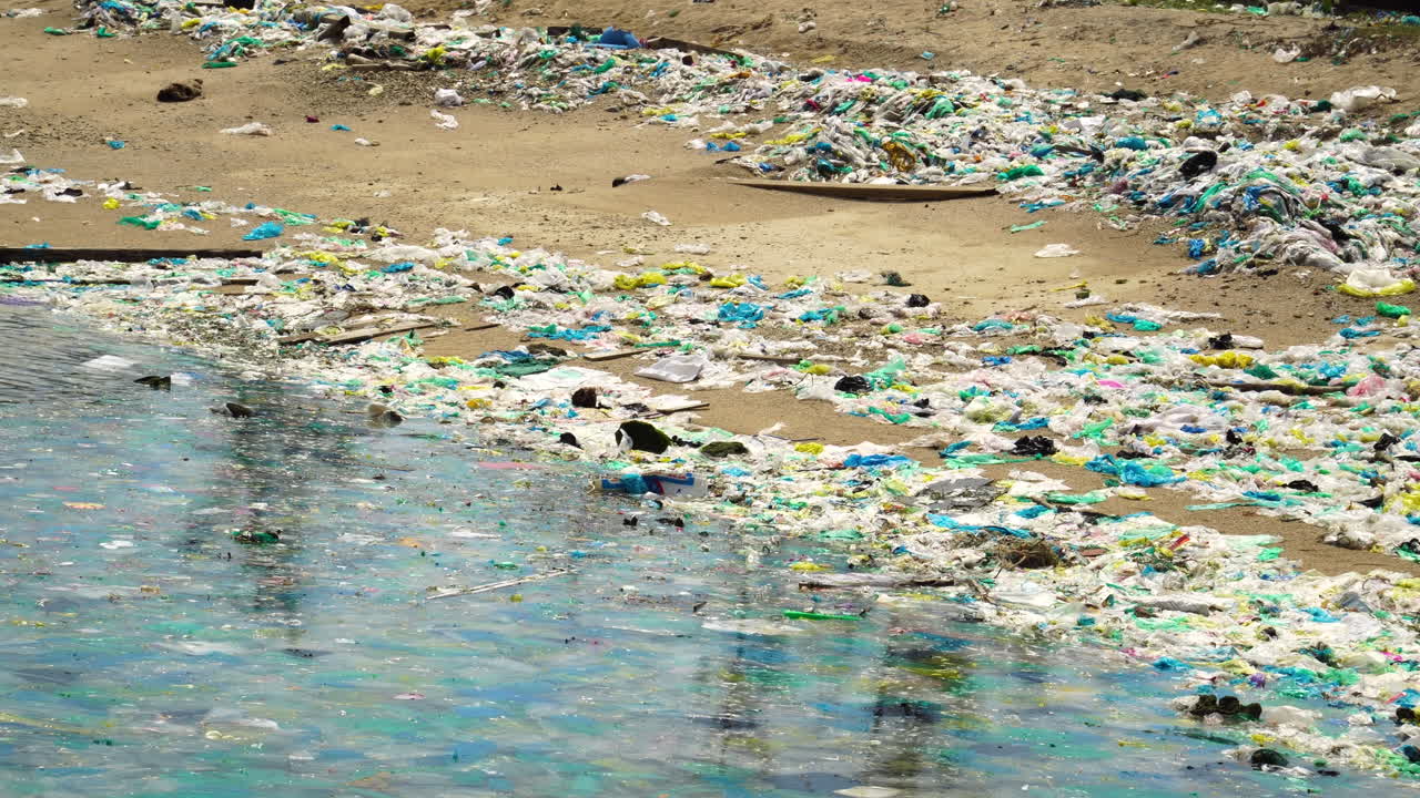 orilla sucia de la playa del océano contaminada con basura plástica