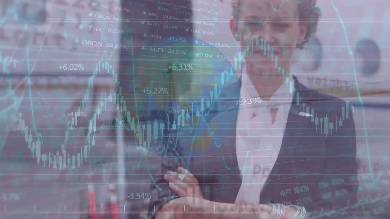 animación del globo y gráficos sobre feliz mujer de negocios caucásica sonriendo a la cámara