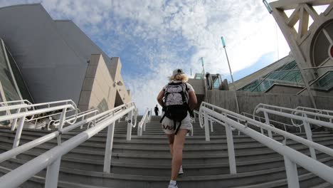 una mujer de mochilero turística de san diego.
