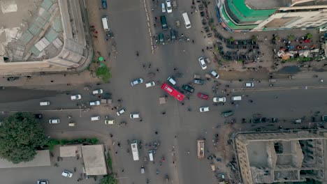 vista aérea de los pájaros del tráfico en la intersección de ma jinnah road en karachi