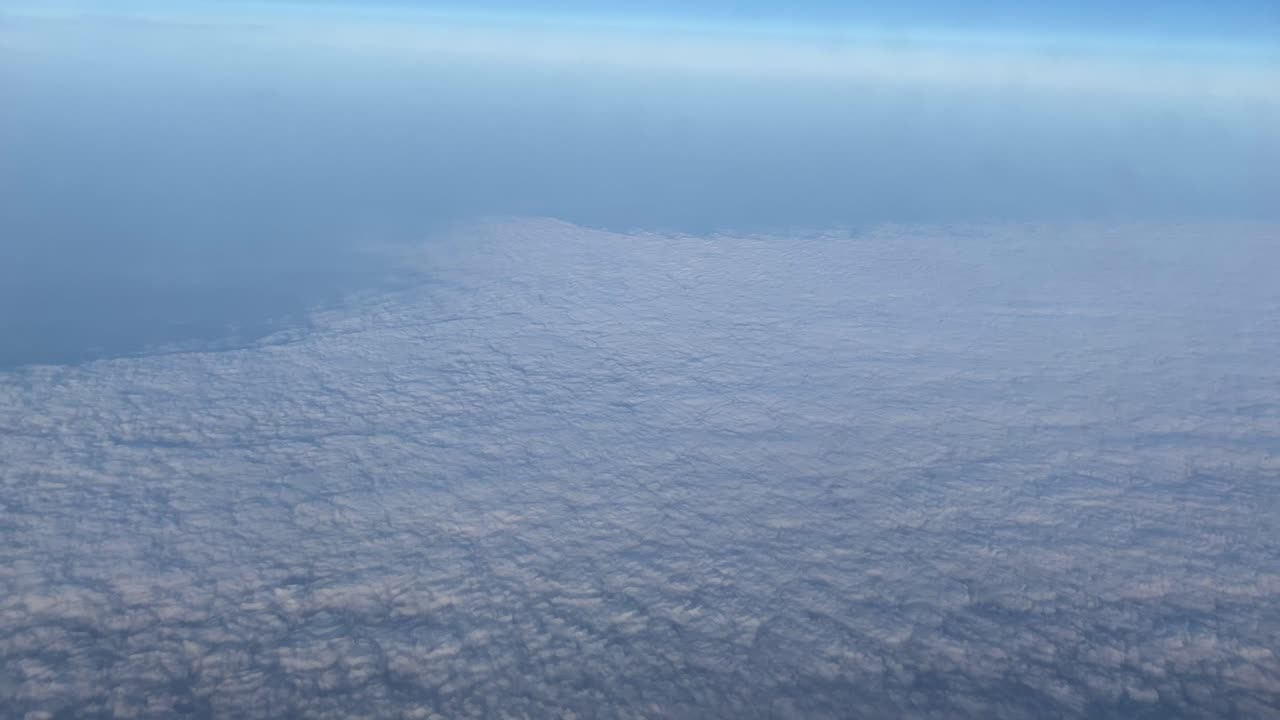 vista de pájaro extremadamente alta, horizonte, vuelo en avión, hermosas nubes, vista desde un ojo de buey