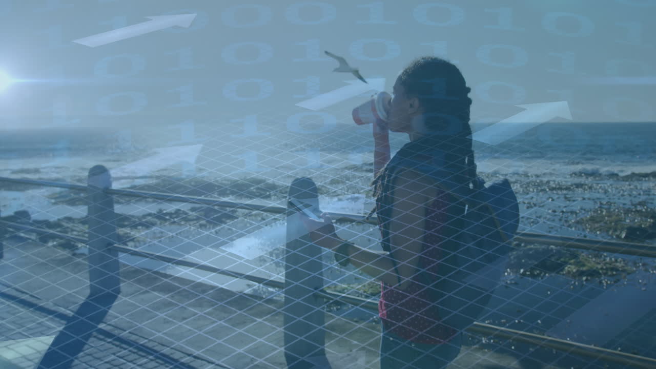 animación de procesamiento de datos binarios sobre una mujer caminando con un teléfono inteligente, haciendo ejercicio en la orilla del mar
