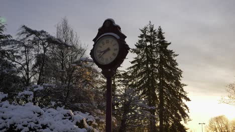 paisaje invernal con reloj en el espacio público urbano de vancouver