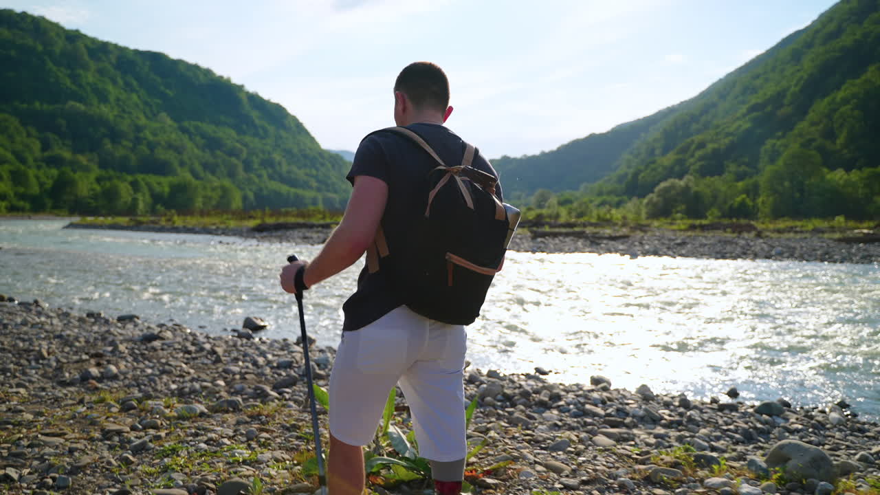 hombre con una pierna protésica caminando en la naturaleza