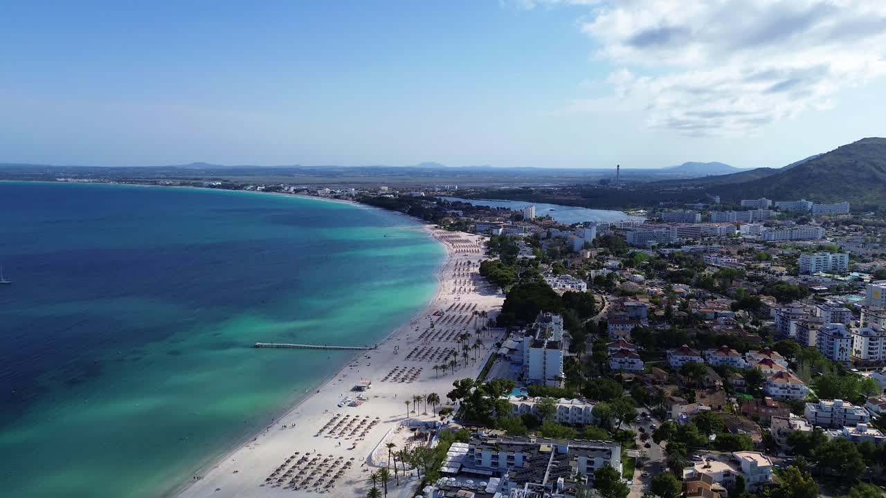 playa en el mar mediterráneo en mallorca españa, popular destino de vacaciones