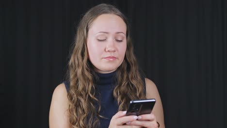 mujer joven morena angustiada compartiendo noticias tristes por teléfono en casa