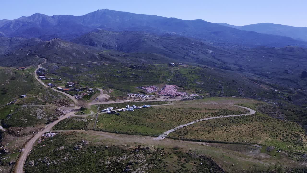 vista aérea del campo de refugiados de moria en la isla de lesbos cerca de mitilene en grecia - disparo de drones en órbita
