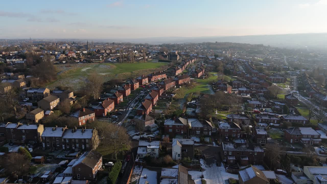 la vista de invierno del ojo de drone captura el típico desarrollo de viviendas de propiedad del consejo urbano del reino unido de dewsbury moor estate con casas adosadas de ladrillo rojo y el industrial yorkshire