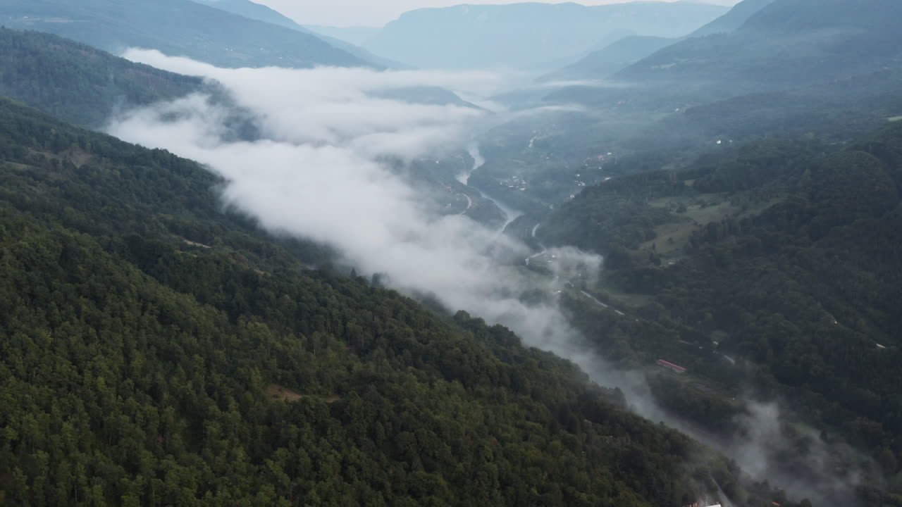 paisaje increíble con nubes bajas y corriente de río en las montañas de los balcanes