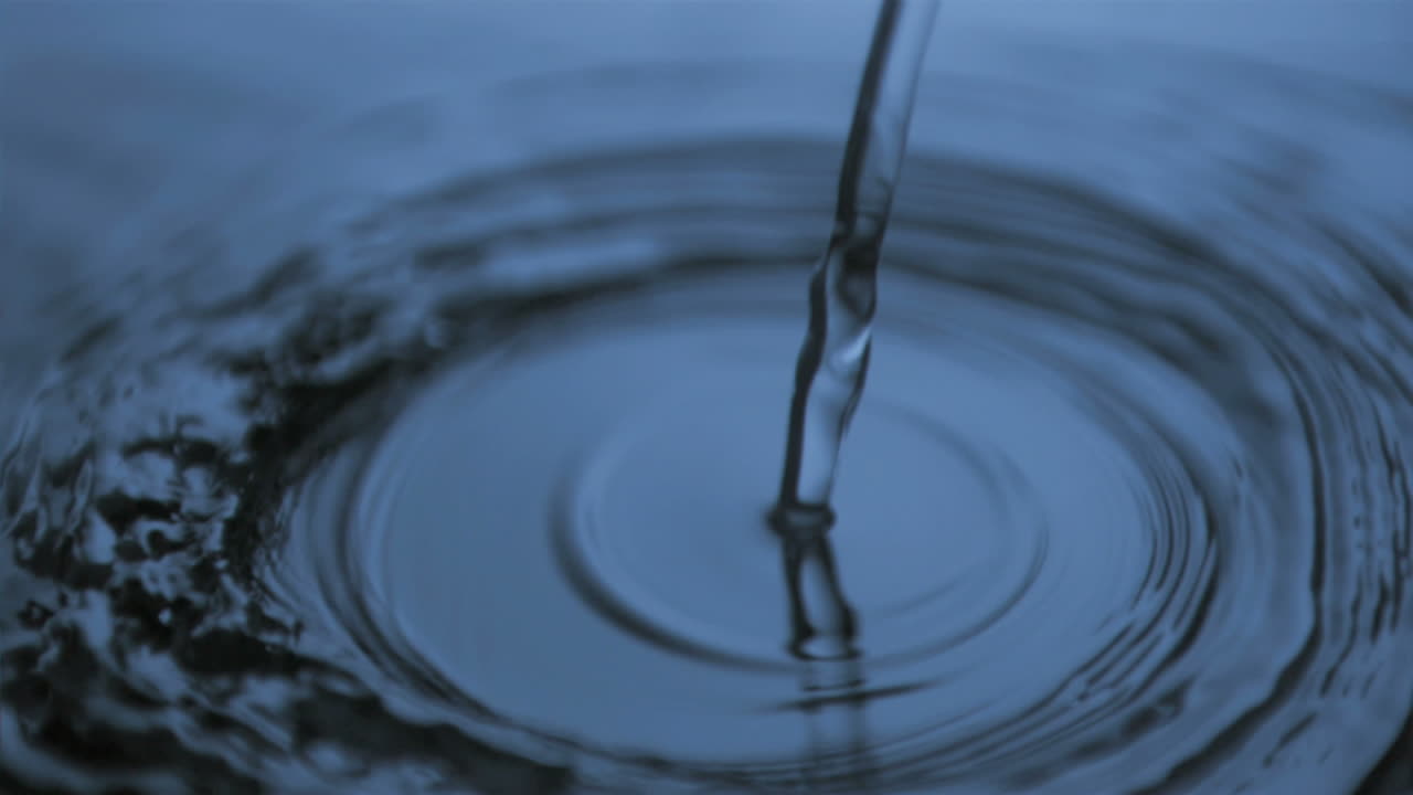 капли воды падают в супер медленном движении.