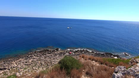 Vista-Panorámica-Del-Mar-Jónico,-Desde-Los-Acantilados-En-Un-Día-Soleado