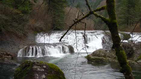 Cataratas-épicas-De-Dougan-A-Fines-Del-Otoño-Con-Un-Alto-Caudal-De-Agua,-Vista-Panorámica-De-Izquierda-A-Derecha