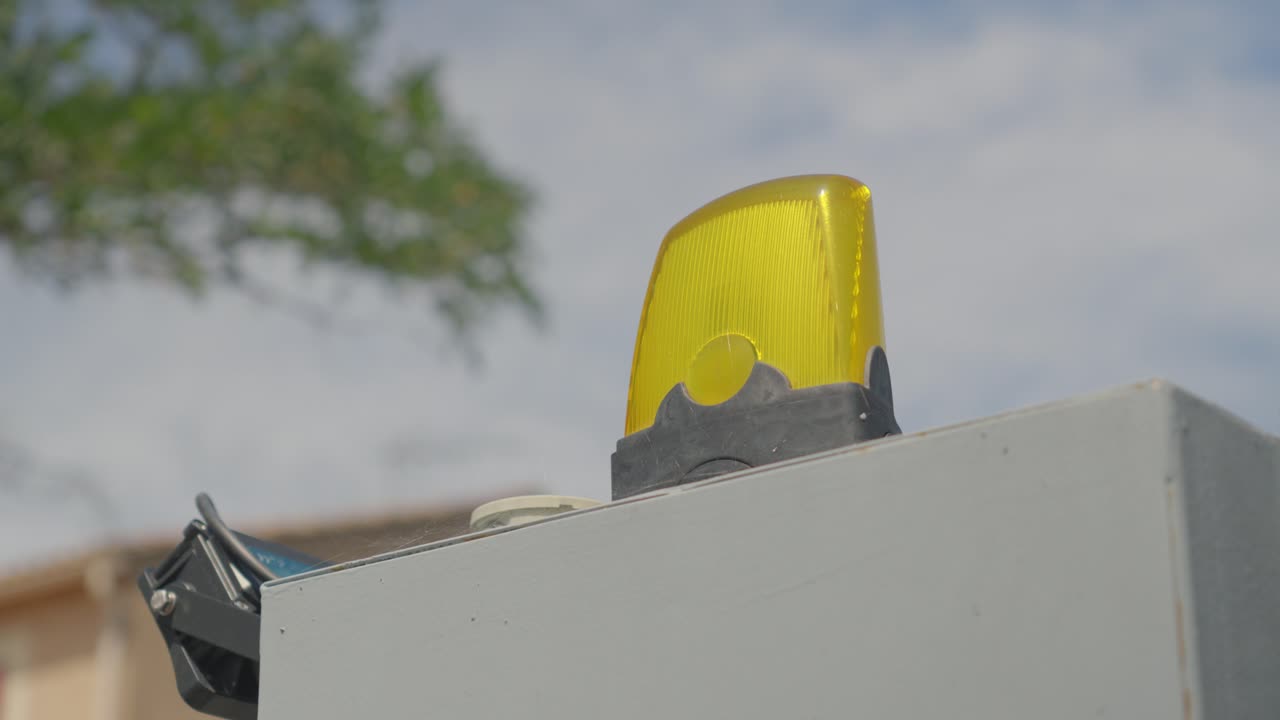 luz de advertencia amarilla en cielo despejado