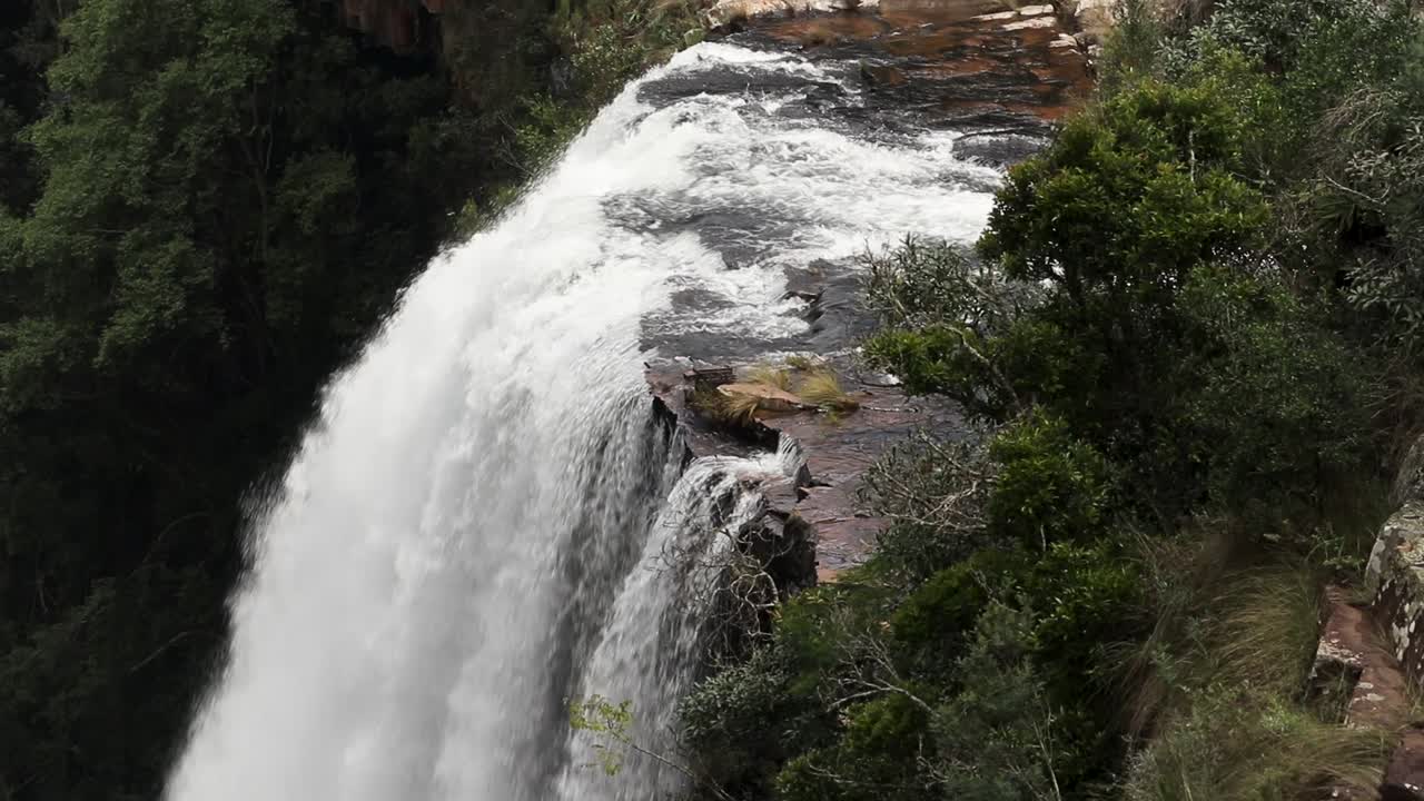 tiro largo estático tiro de agua corriendo por el borde formando las cataratas de lisboa