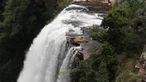 Tiro-Largo-Estático-Tiro-De-Agua-Corriendo-Por-El-Borde-Formando-Las-Cataratas-De-Lisboa