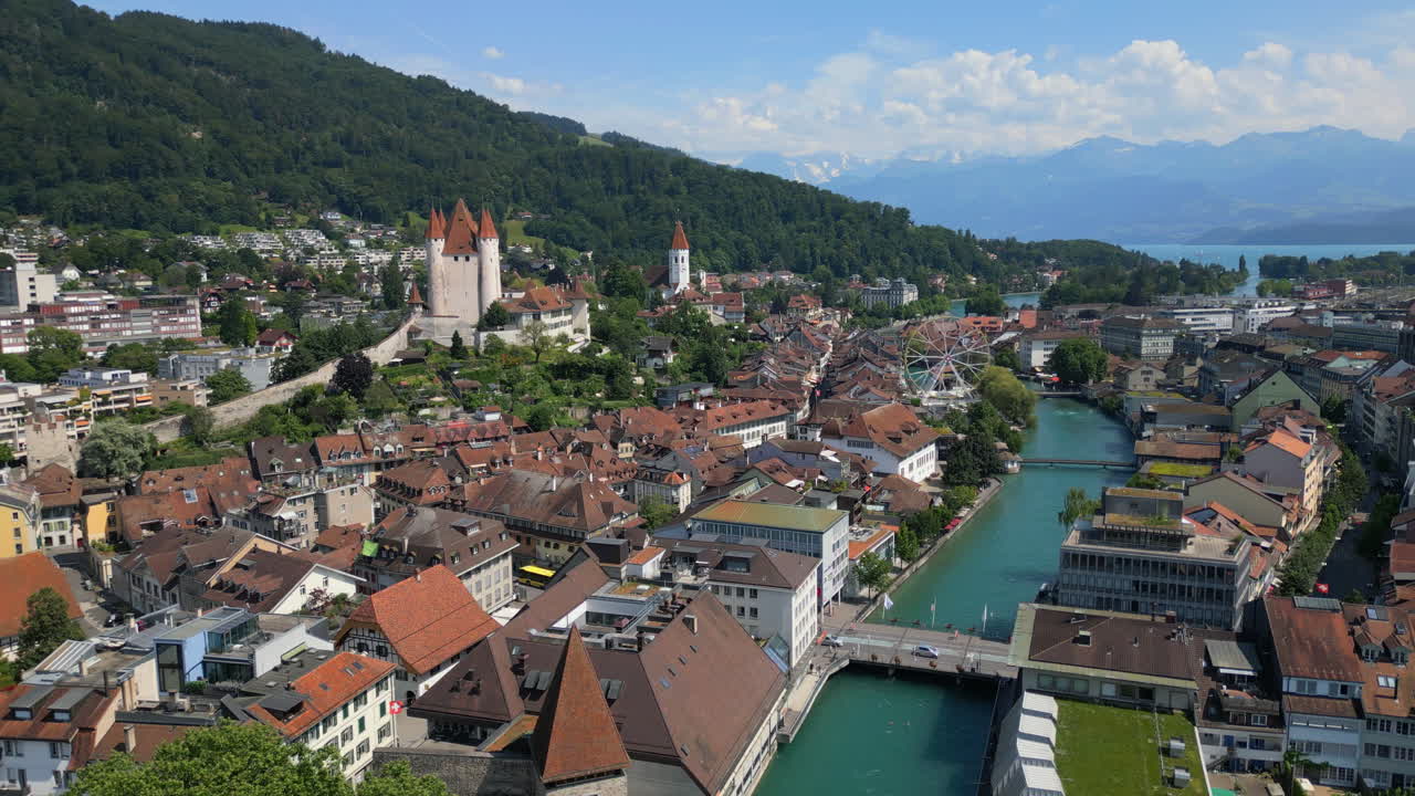 fotografía aérea del casco antiguo de la ciudad de thun en suiza