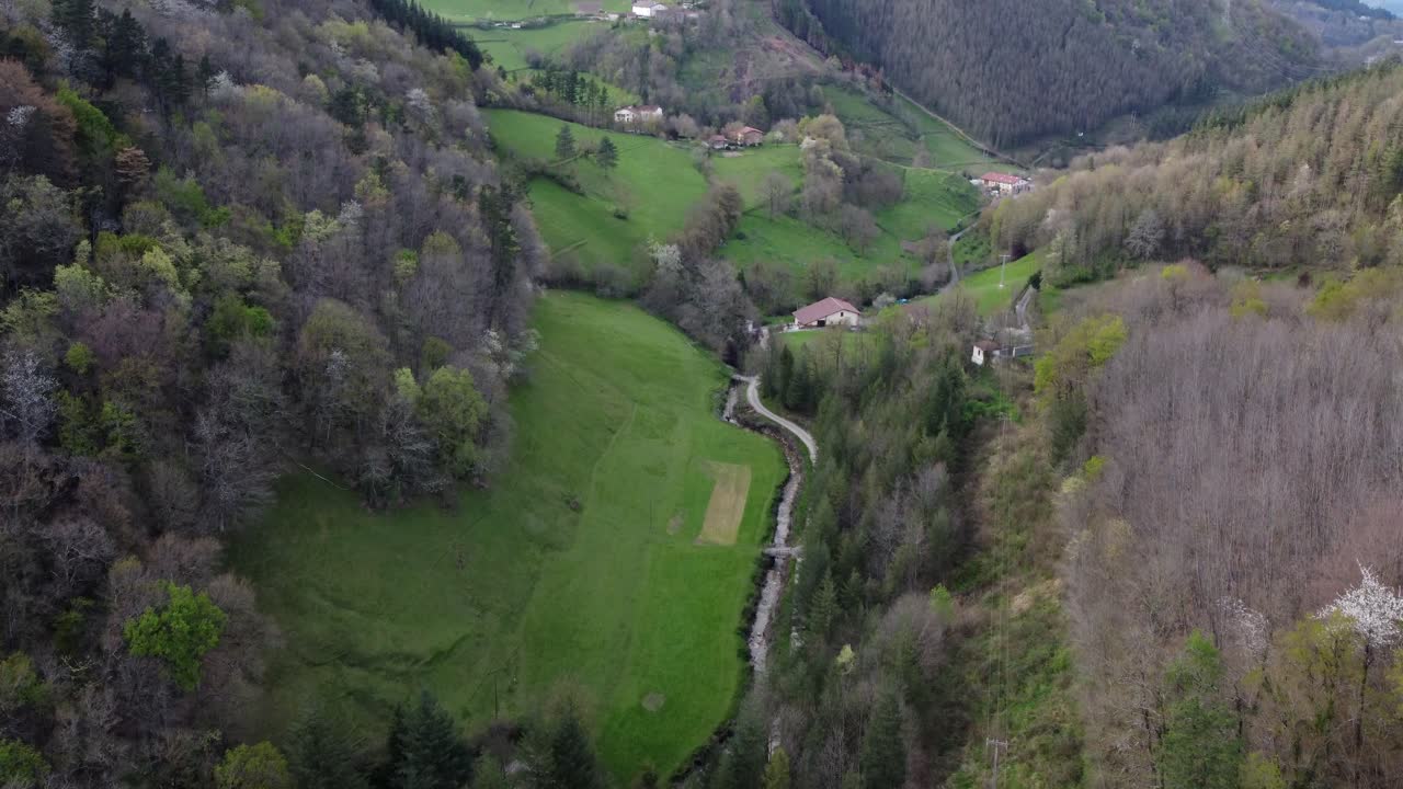 vista aérea de un valle verde y exuberante en el campo vasco en el norte de españa