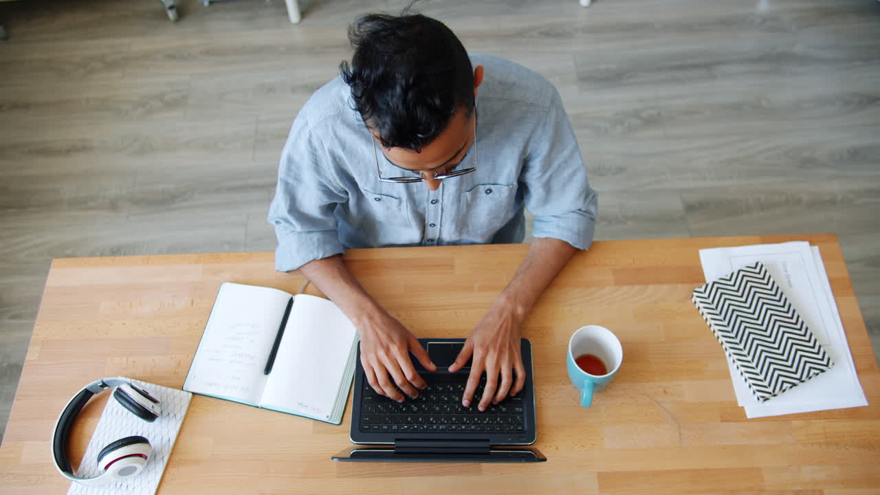 Orang Bekerja di Laptop di Meja Kayu