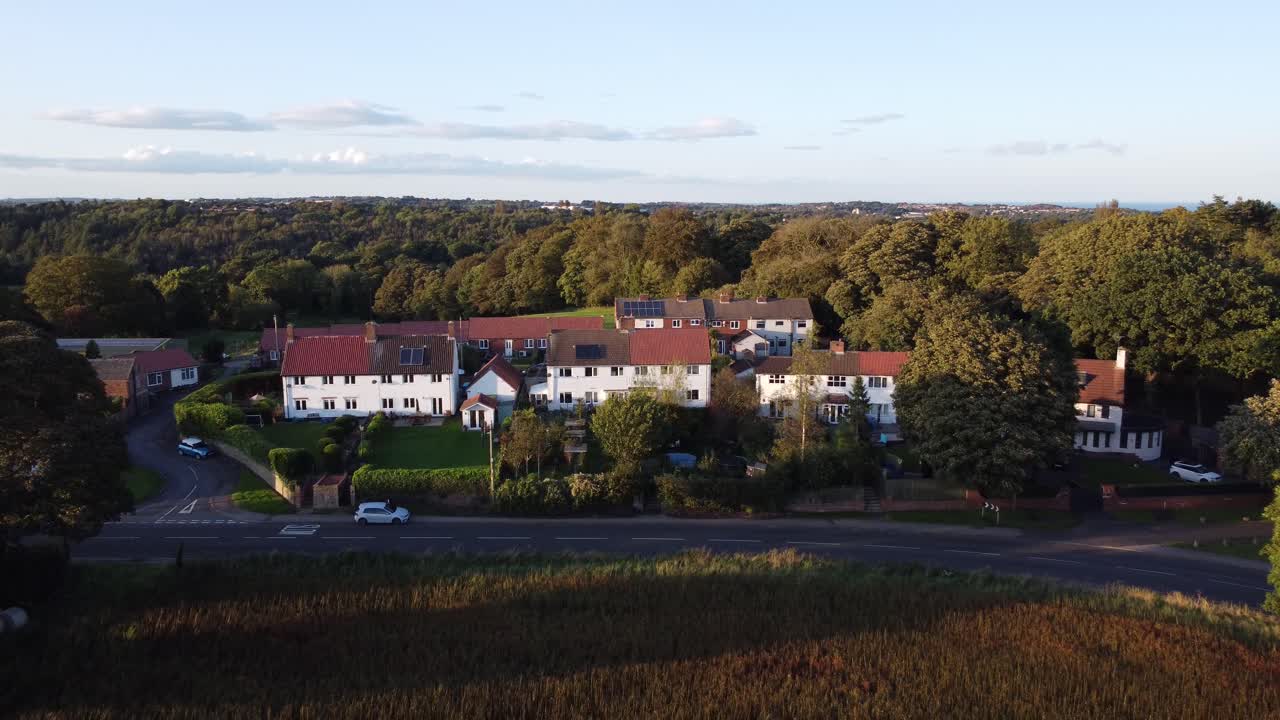 Case nel villaggio di Castle Eden nella contea di Durham durante l'ora d'oro con sole basso - Drone aereo 4K HD