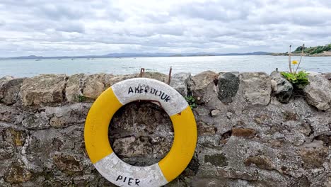 boya de salvamento montada en la pared del muelle de piedra