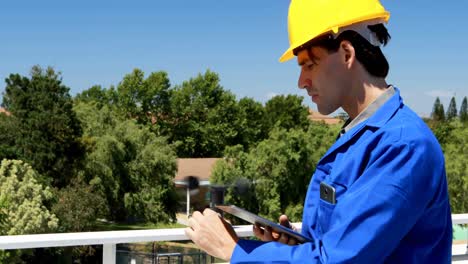 trabajador masculino que trabaja en una estación solar 4k