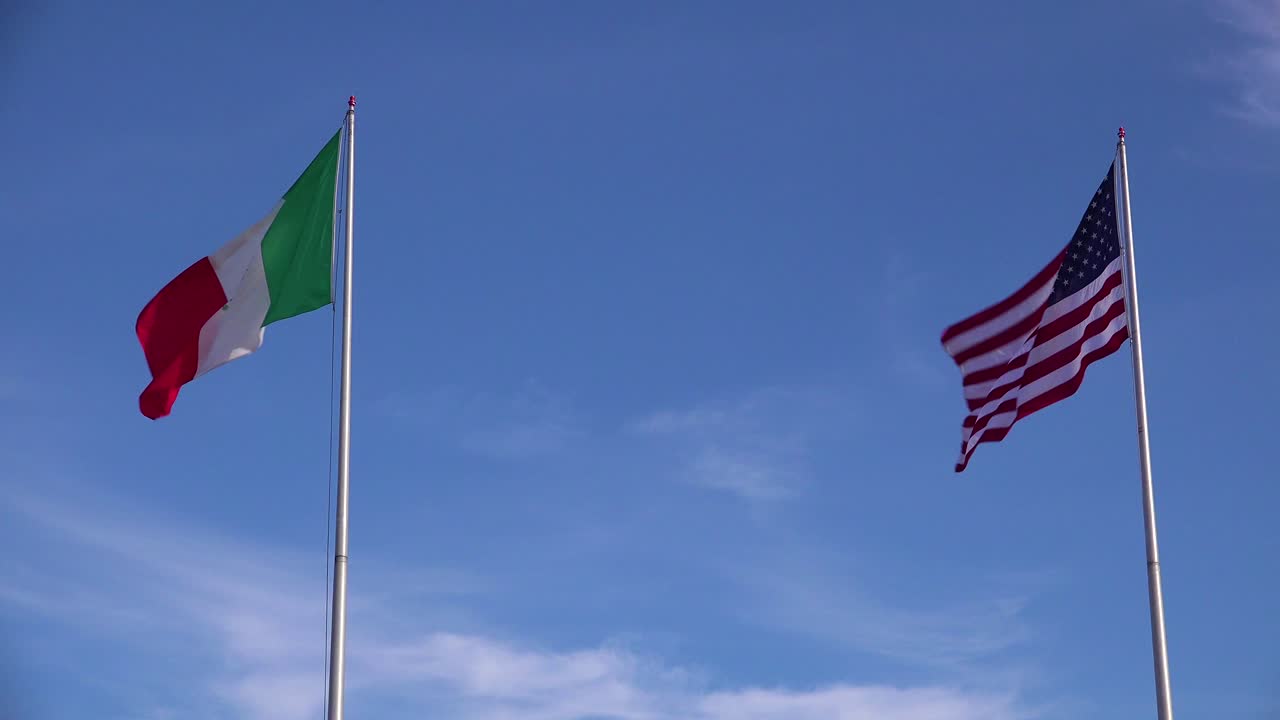La bandiera messicana sventola accanto a quella americana lungo il confine degli Stati Uniti a Tijuana.