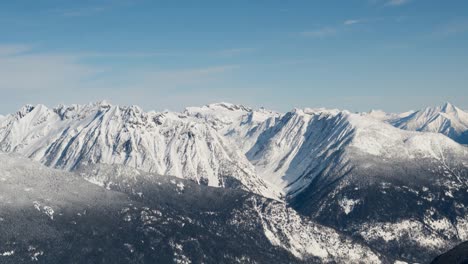 Blaue-Streifen-Vor-Winterlandschaft-Mit-Schneebedeckten-Bergketten-Und-Blauem-Himmel