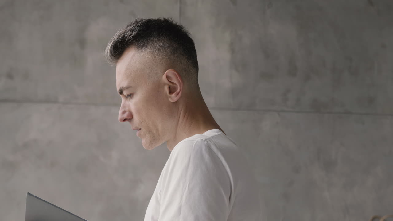 взрослый мужчина с книгой в руках испытывает головную боль по утрам, в то время как его обеспокоенная жена пытается его утешить