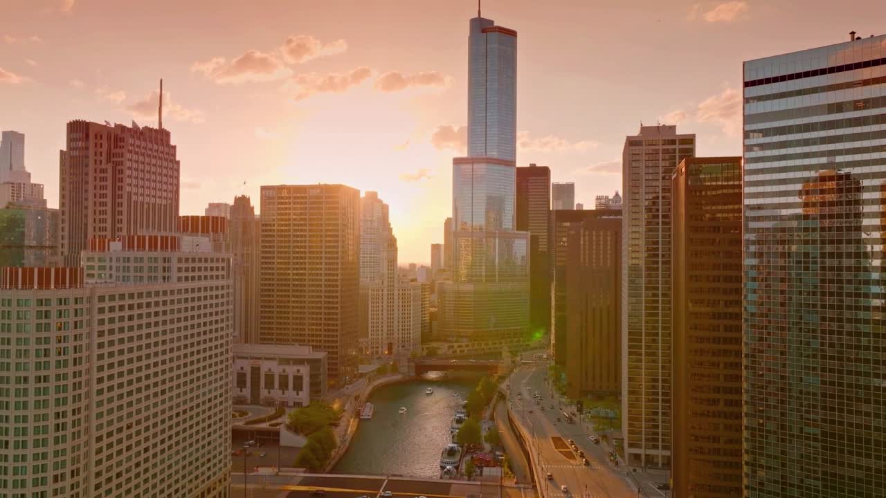 Vista aérea do pôr do sol do centro de Chicago com arranha-céus, tráfego na ponte e o Rio Chicago brilhando na luz quente da hora dourada