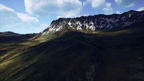 Paisaje-De-Otoño-De-Kazajstán-Con-Hierba-Seca-Y-Montañas